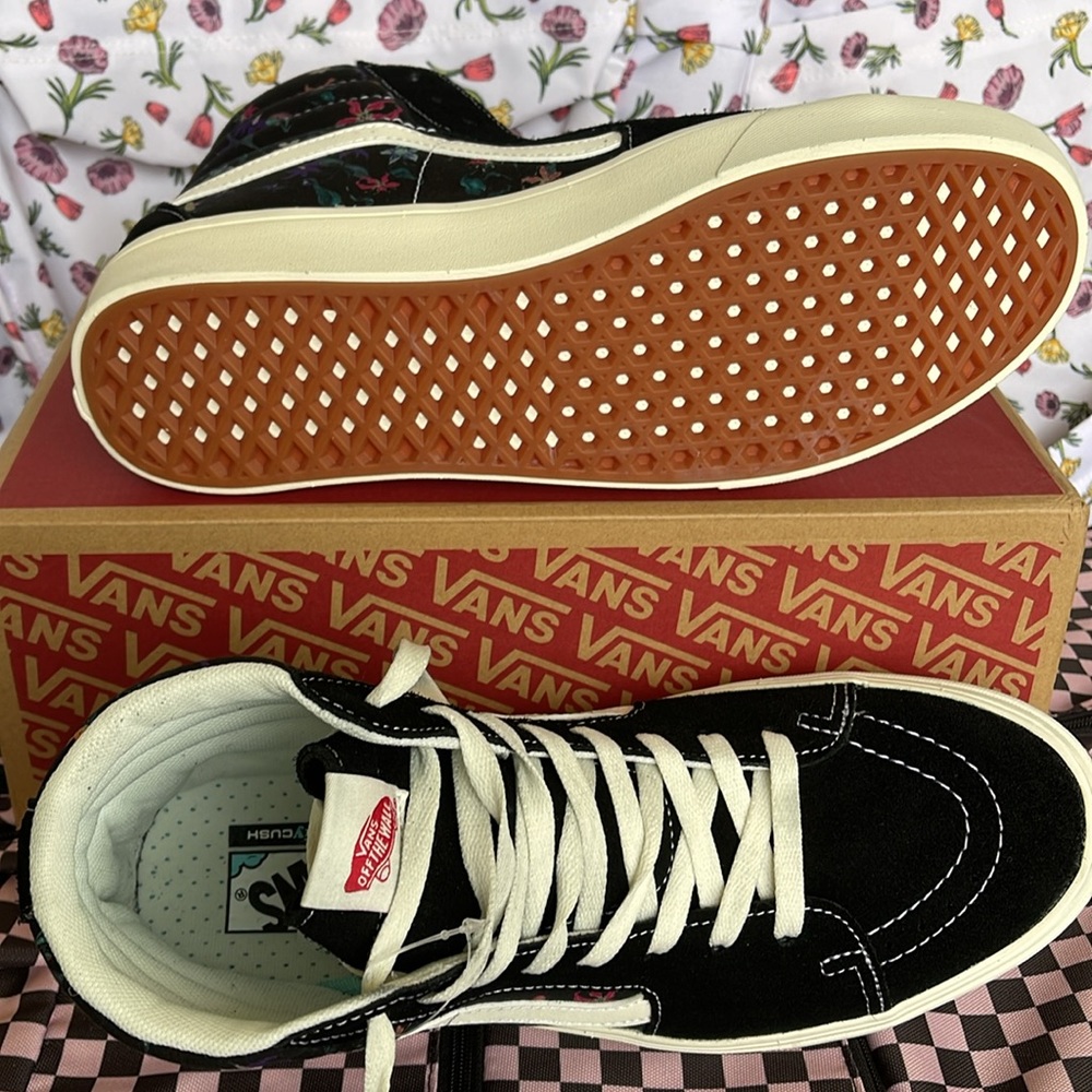 Vans • WMNS Comfycush Sks-
Fatal Floral Black
VN0AZTNOBLK
Sneakers - Picture 4 of 16